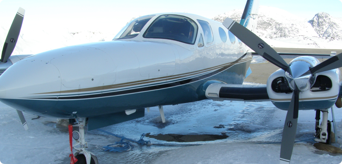 Cessna zasněžená v Grónsku