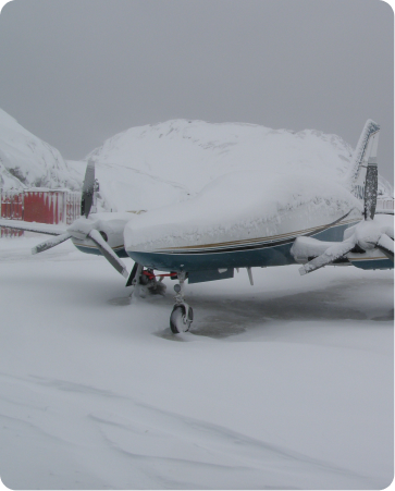 Cessna zasněžená v Grónsku